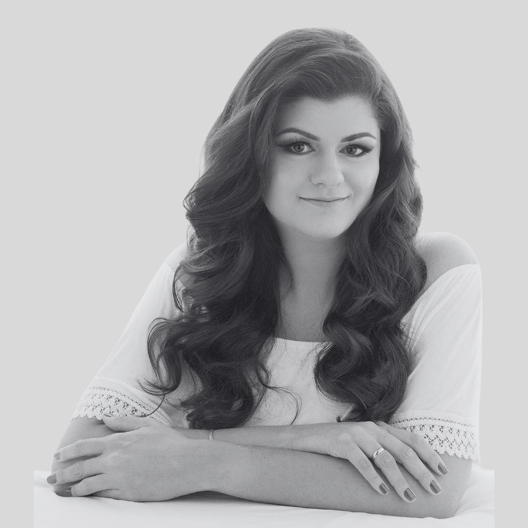 FOTO - DEBORA ALMEIDA 2 - CANVA