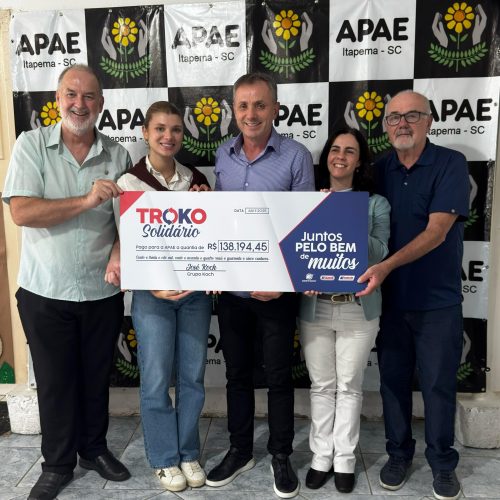 Entrega do Troko Solidário para a Federação das APAEs de SC. A entrega aconteceu na APAE de Itapema.