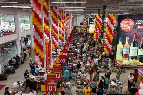 Grande-movimentacao-de-clientes-no-primeiro-dia-de-funcionamento-da-61a-loja-Fort-Atacadista-_-foto-Marcelo-Pertile-scaled
