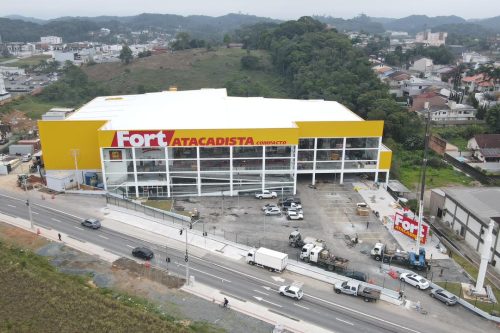 Grupo-Pereira-inaugura-unidade-de-numero-60-da-rede-Fort-Atacadista-em-Joinville-_-Foto-Marcelo-Pertile