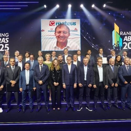 Representantes dos 30 supermercados integrantes do Ranking Abras 2025