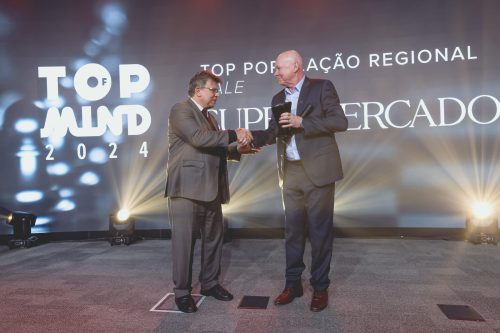 Sebastiao-Koch-socio-proprietario-do-Grupo-Koch-recebe-o-premio-de-Jose-Eduardo-Azevedo-Fiates-diretor-de-inovacao-e-competitividade-da-Fiesc-Foto-Agencia-J-Somensi-scaled