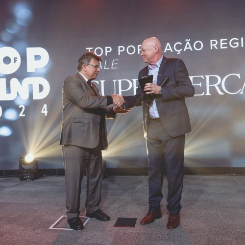 Sebastiao-Koch-socio-proprietario-do-Grupo-Koch-recebe-o-premio-de-Jose-Eduardo-Azevedo-Fiates-diretor-de-inovacao-e-competitividade-da-Fiesc-Foto-Agencia-J-Somensi-scaled