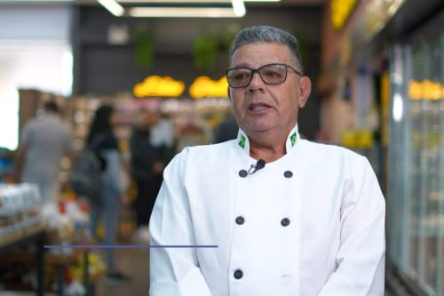 Aposentado, o confeiteiro Rubens prefere seguir trabalhando e já soma 37 anos na mesma rede de supermercados