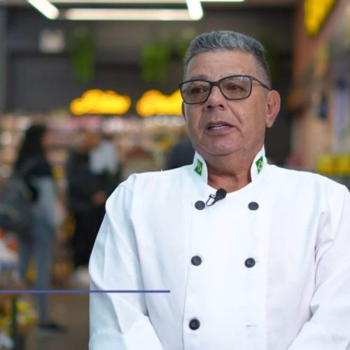 Aposentado, o confeiteiro Rubens prefere seguir trabalhando e já soma 37 anos na mesma rede de supermercados