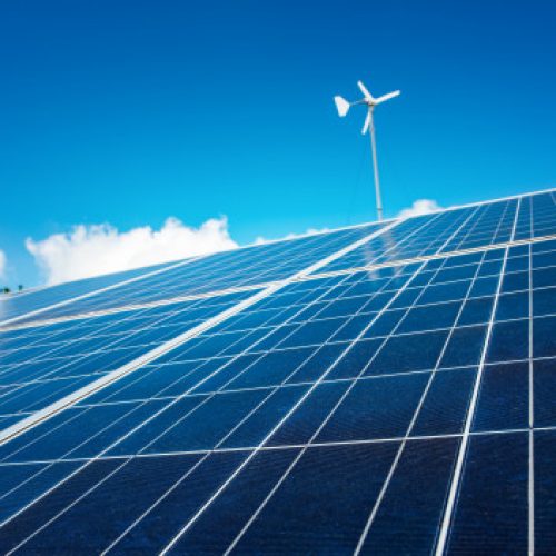painel-solar-com-ceu-azul-celula-solar-alternativa-energia_3236-1821